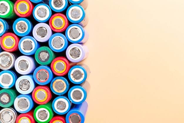 Bateria recarregável usada colorida de níquel-hidreto metálico (Ni-MH) em fundo bege