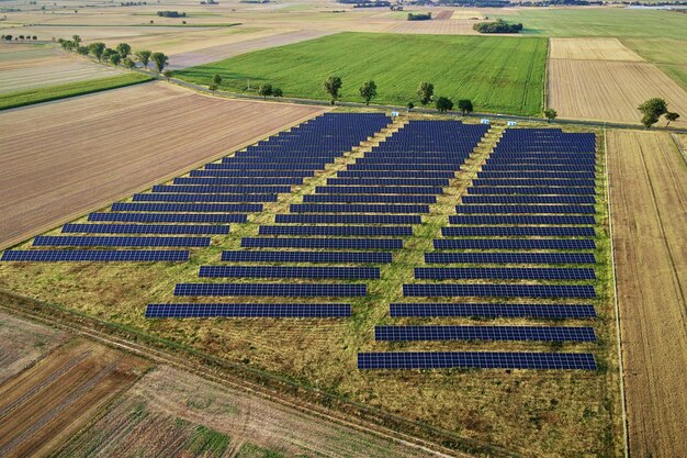 Bateria solar em campo, painéis fotovoltaicos para produção de energia solar