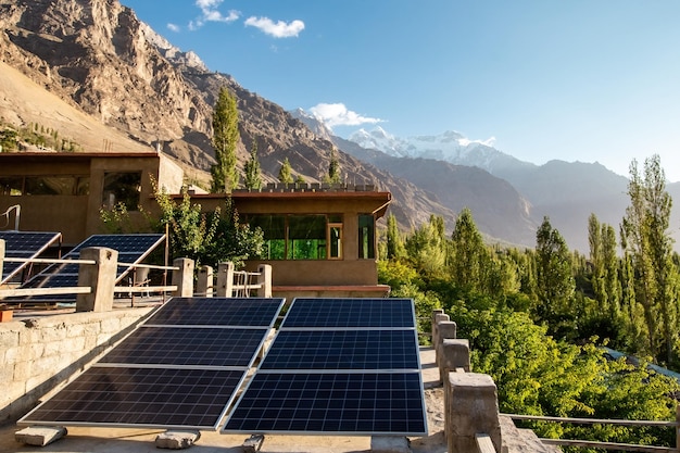 Bateria solar no hotel de montanha no vale de Hunza, no norte do Paquistão