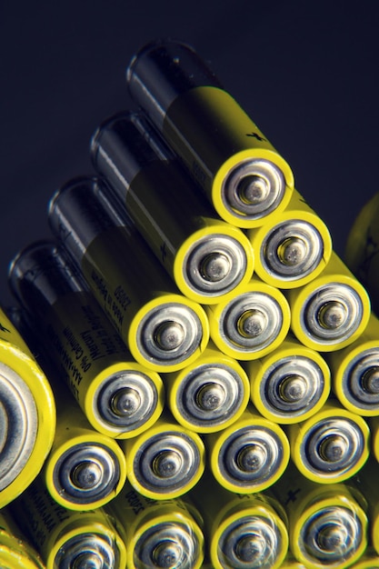 Foto baterias amarelas duplas a refletindo no conceito de armazenamento de eletricidade espelho