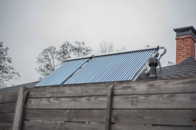 Baterias solares e aquecedores no telhado da casa