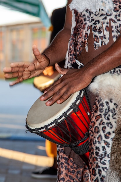 Foto un baterista africano toca el djembé