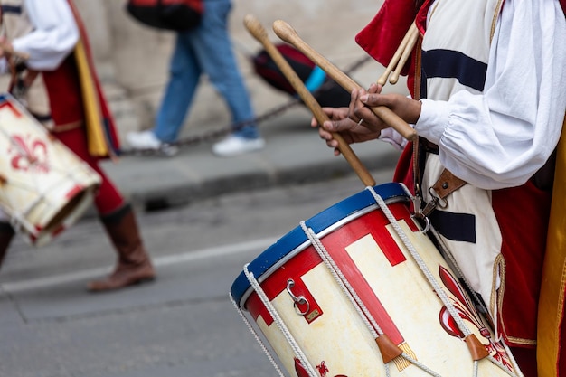 Foto un baterista en la calle durante un desfile local