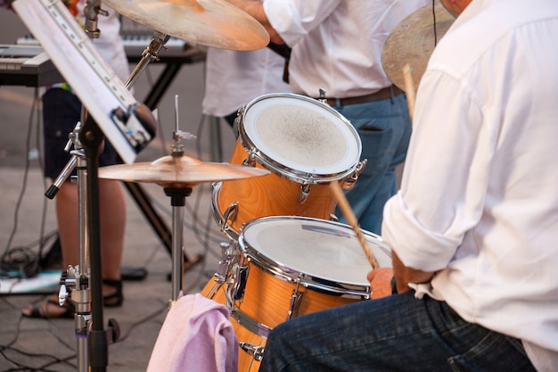 Baterista durante o concerto de rua