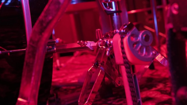 Baterista ensaiando no tambor antes do show de rock Homem gravando música na bateria no estúdio em luz vermelha