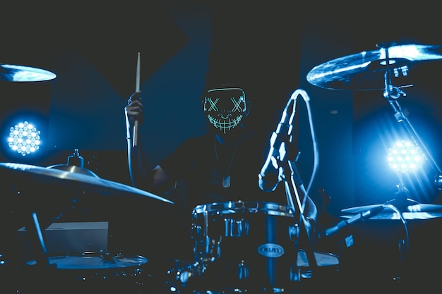 El baterista con máscara de purga en estudio de grabación
