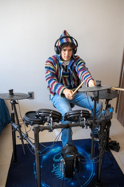 El baterista practicando en casa