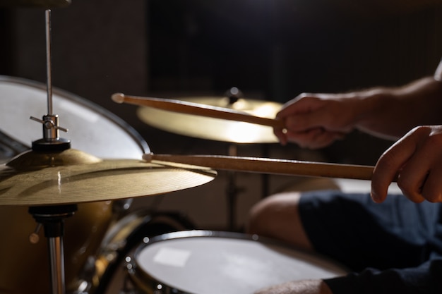 Baterista profesional tocando la batería