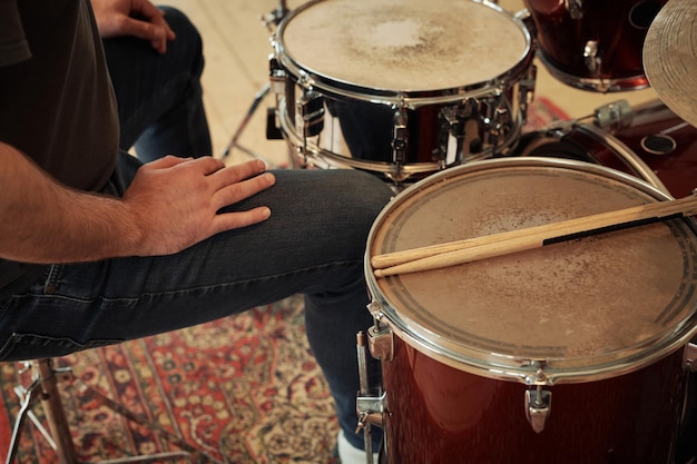 Baterista sentado na bateria