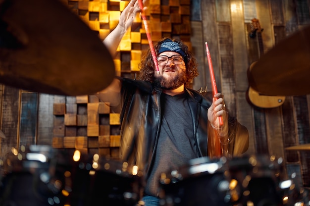 Baterista tocando bateria, apresentação de música