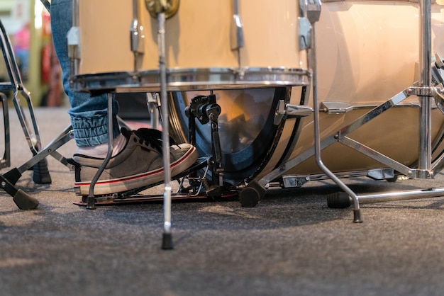 El baterista tocando la batería en el escenario del concierto.