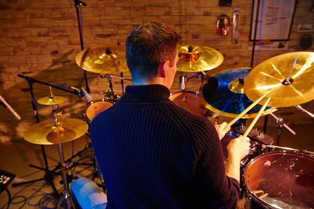 El baterista tocando la batería en el escenario