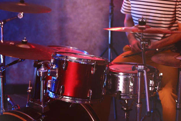 El baterista tocando la batería en el escenario