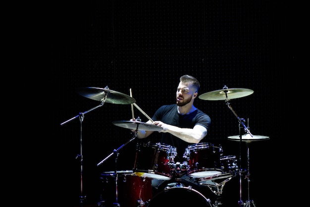 Baterista tocando bateria no palco