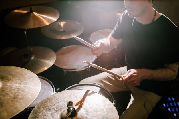 El baterista tocando la batería