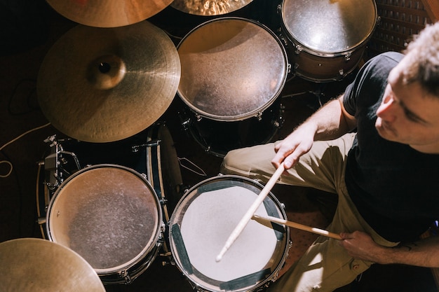 El baterista tocando en la vista superior del conjunto de batería