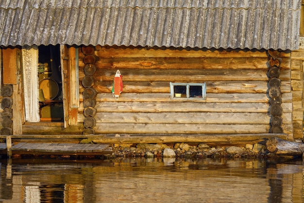 Bathowue tradicional de Woodet no lago em raios de pôr do sol