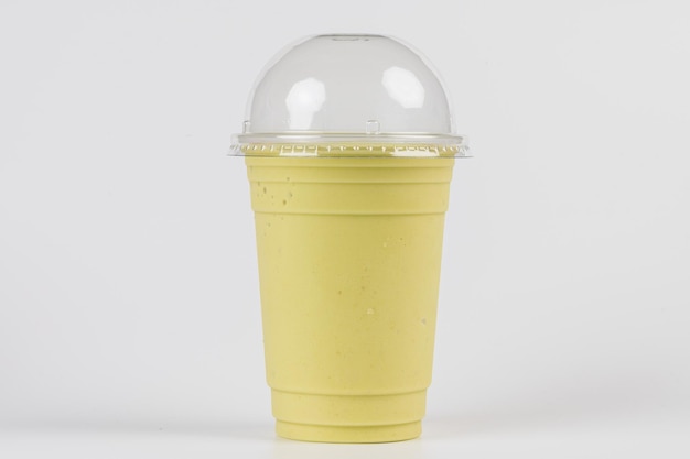 Foto batido de aguacate fresco orgánico con tapa de taza