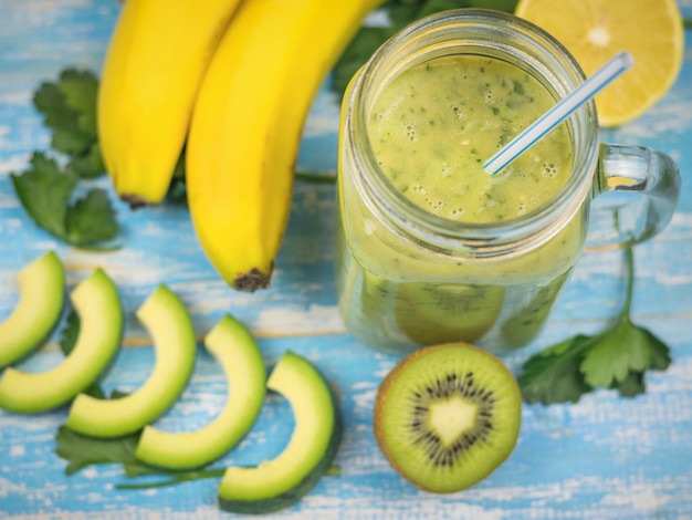 Batido de aguacate con frutas cortadas de plátano, kiwi y aguacate. Dieta comida vegetariana. Comida cruda.