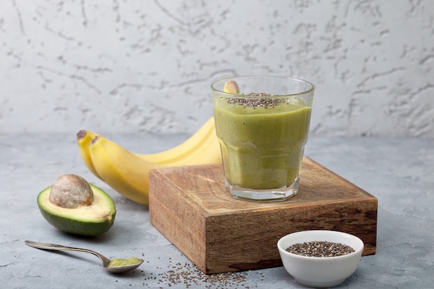 Batido de aguacate y plátano en frasco de vidrio