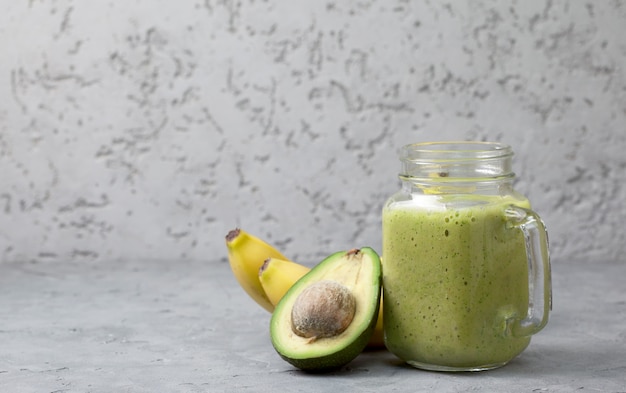 Foto batido de aguacate y plátano con frutas