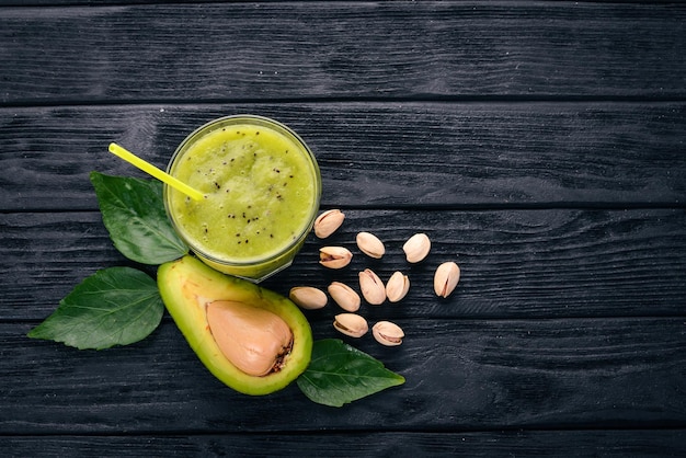 Batido de aguacate y semillas de lino y nueces Sobre un fondo de madera Espacio libre para texto Vista superior