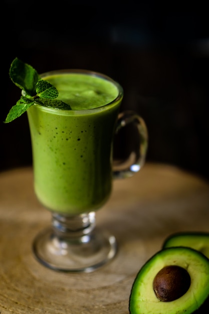 Foto batido de aguacate verde. batido delicioso y saludable