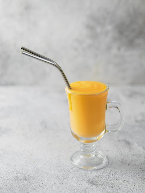 batido amarillo con pajitas de metal sopy space