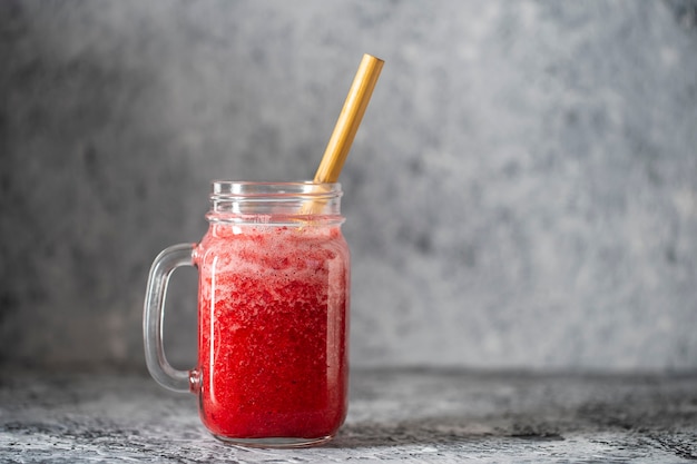 Batido de arándanos y arándanos rojos en tarro de masón