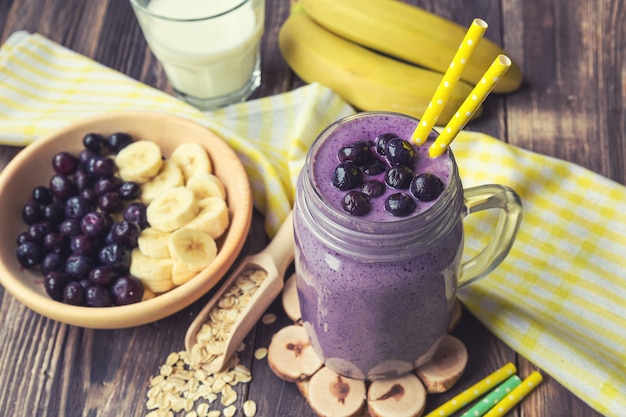 Batido de arándanos con copos de avena y plátano en tarro