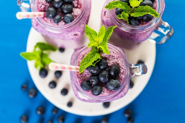 Batido de arándanos elaborado con arándanos orgánicos frescos y yogur natural.