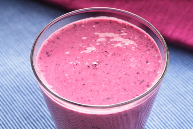 Batido de arándanos en un vaso sobre la mesa