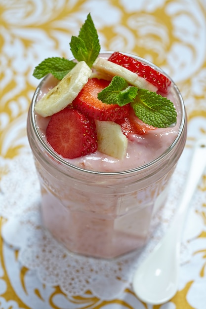 Batido de avena durante la noche con fresa y plátano