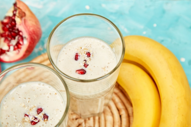 Batido de avena o avena, plátano y granada