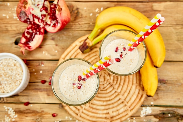 Batido de avena con plátano y granada. Dieta