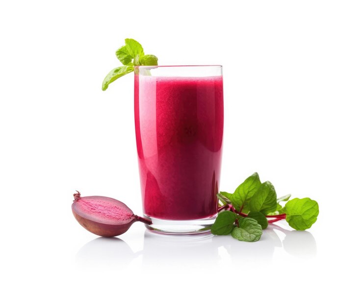 Batido de batido de lassi de remolacha con fruta de remolacha en una foto de estudio de fondo blanco aislado