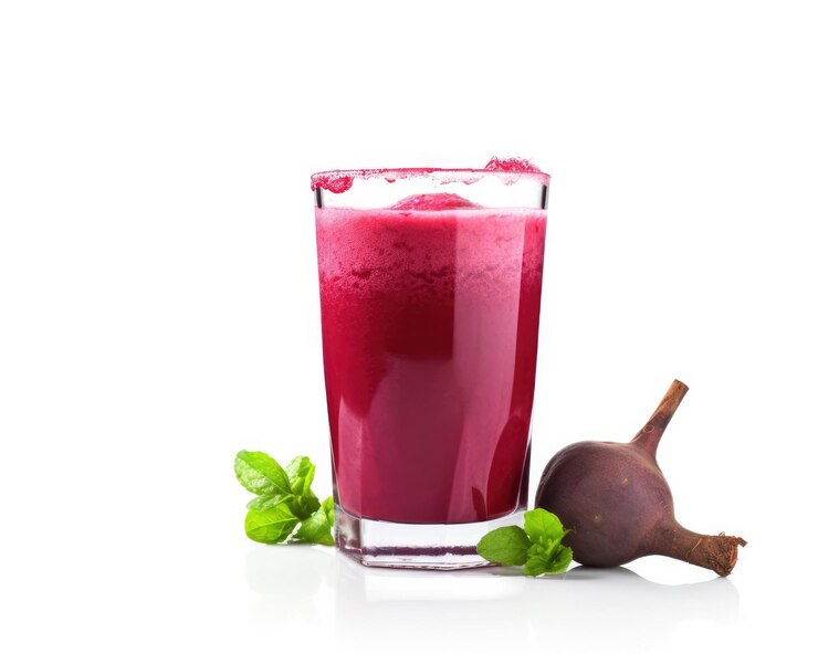 Batido de batido de lassi de remolacha con fruta de remolacha en una foto de estudio de fondo blanco aislado