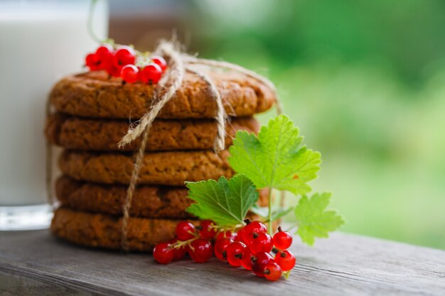 Batido de bayas con frutos rojos sobre superficie de madera rústica