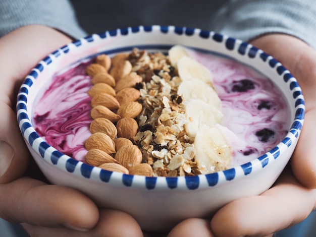 Batido de bayas y muesli hecho de avena