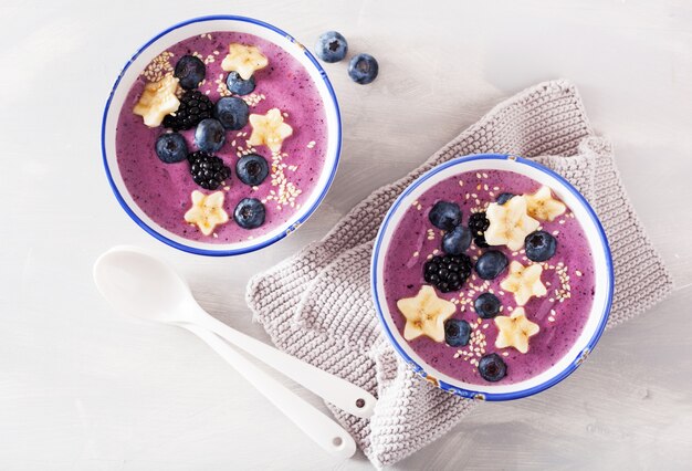 Batido de bayas saludable con plátano y semillas de sésamo