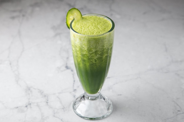 Batido Bebida y jugo verde sobre un fondo gris Bebida vegetal saludable