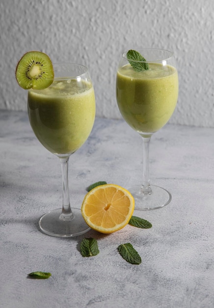 batido brillante de apio y kiwi