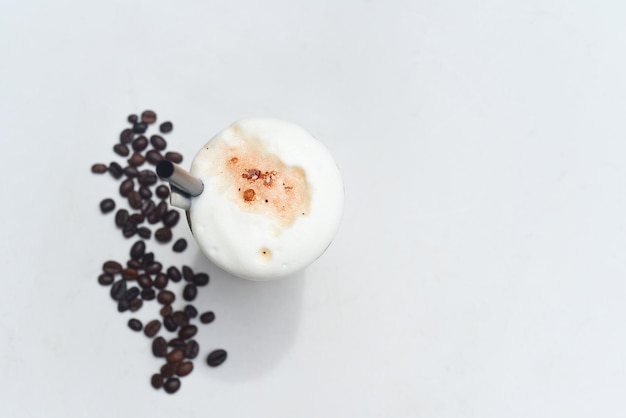Batido de café con helado y chocolate aislado sobre fondo blanco con granos de café