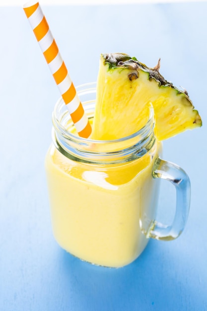 Batido casero de mango y piña elaborado con leche de coco.