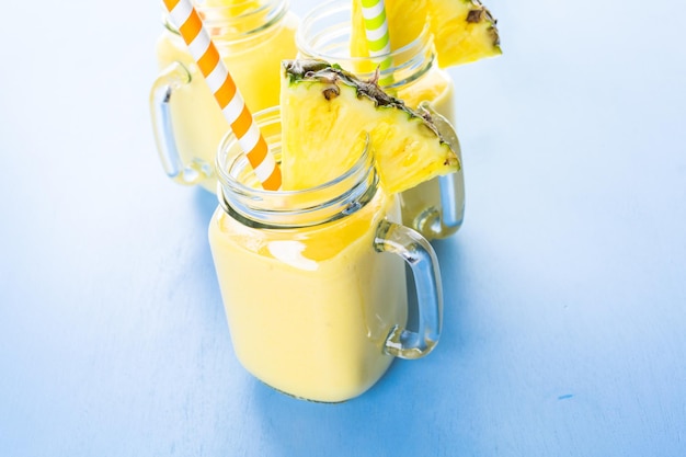 Batido casero de mango y piña elaborado con leche de coco.