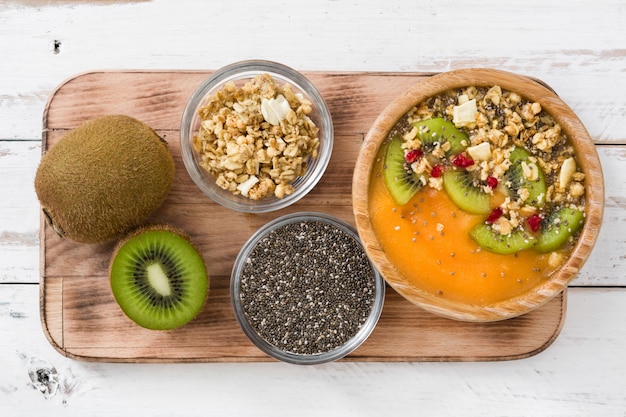 Batido con cereales de frutas y chia en mesa de madera blanca