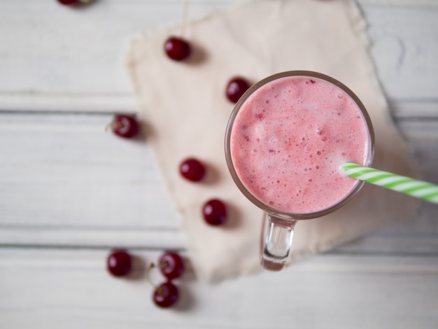 Batido de cereza casero cóctel en vaso