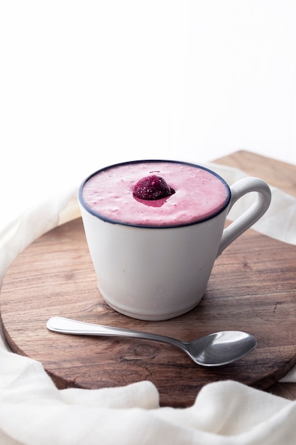 Batido de cereza fresca en una taza