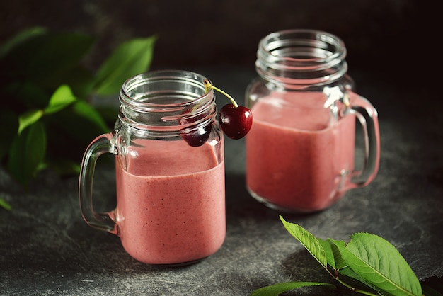 Batido de cereza con leche en frascos de vidrio