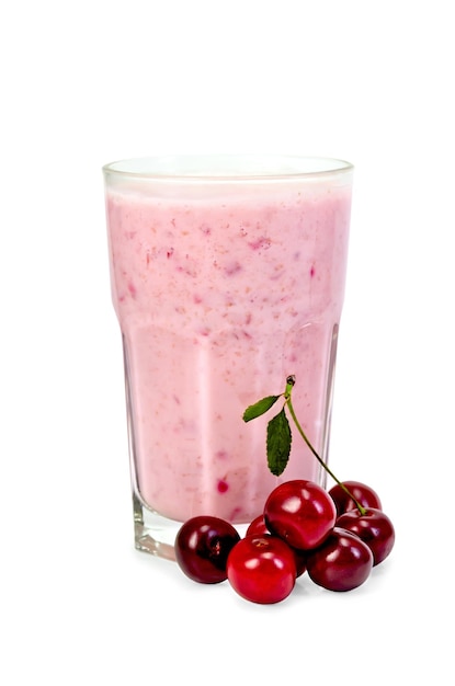 Batido con cereza en un vaso